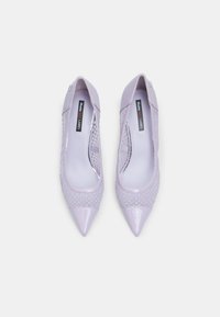 Chaussures à talons aiguilles lavande pâle avec un bout pointu, une finition brillante et des côtés en maille texturée mettant en avant un motif en losange.