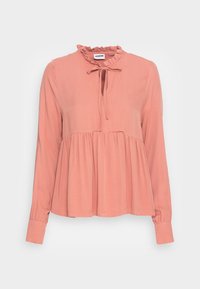 Blusa de mangas longas em rosa pálido com decote rendado, fecho com laço e detalhe de tecido pregueado na cintura. Textura macia e suave.