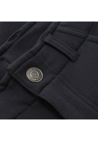 Marineblauwe katoenen broek met een textuurfinish, voorzien van een opvallende metalen knoop en een design met opgestikte zakken aan de voorkant.