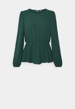 Blouse verte à manches longues avec un col rond, une taille froncée et un ourlet à basque. Présente un tissu texturé et des manches légèrement bouffantes.