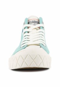 Helle blaue Canvas-Sneaker mit weißer Gummisohle, runder Zehenpartie, flachen Schnürsenkeln und einem Logopatch auf der Zunge. Texturierte Laufsohle.