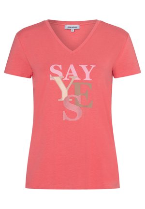 Korallrosa V-Ausschnitt T-Shirt mit kurzen Ärmeln und mehrschichtigem mehrfarbigem Text "SAY YES" auf der Vorderseite, Größe 36, Marke More & More.
