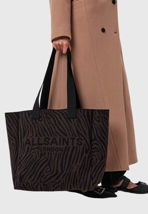 Tote taske i mørkebrunt med zebra-stribet mønster, der har sorte håndtag og logoet "ALLSAINTS LONDON" tydeligt vist.