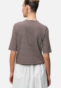 Bruin en wit gestreepte top met korte mouwen en een ronde halslijn, gemaakt van zachte stof, met een cropped fit en zonder zichtbare knopen.