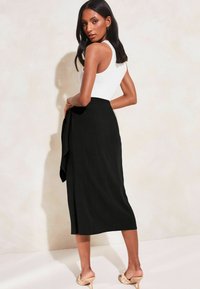 Lipsy TIE WAIST MIDI - REGULAR FIT - Wikkelrok - black