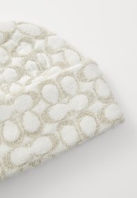 COACH SIGNATURE BEANIE - Σκούφος - chalk