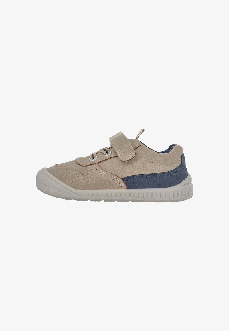 Baskets pour enfants beige et bleu marine avec bande velcro, lacets et semelle en caoutchouc blanche flexible, vues de profil.