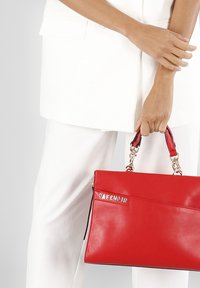 Borsa a tracolla rossa in pelle con accessori dorati, con logo frontale "CAFENOIR" e manici doppi. Texture liscia e forma rettangolare.