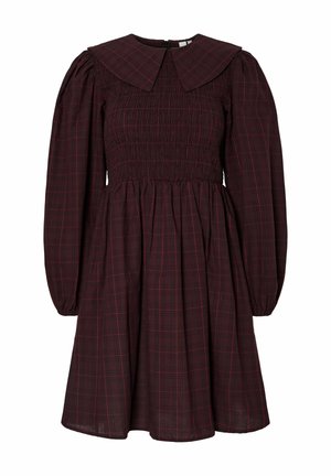Robe à carreaux bordeaux avec un corsage smocké, un grand col pointu, de longues manches bouffantes et une jupe évasée, fabriquée en tissu léger.