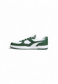 Sneaker atletici verdi e bianchi con tomaia in pelle liscia, design con lacci, punta tonda e robusta suola in gomma con battistrada strutturato.