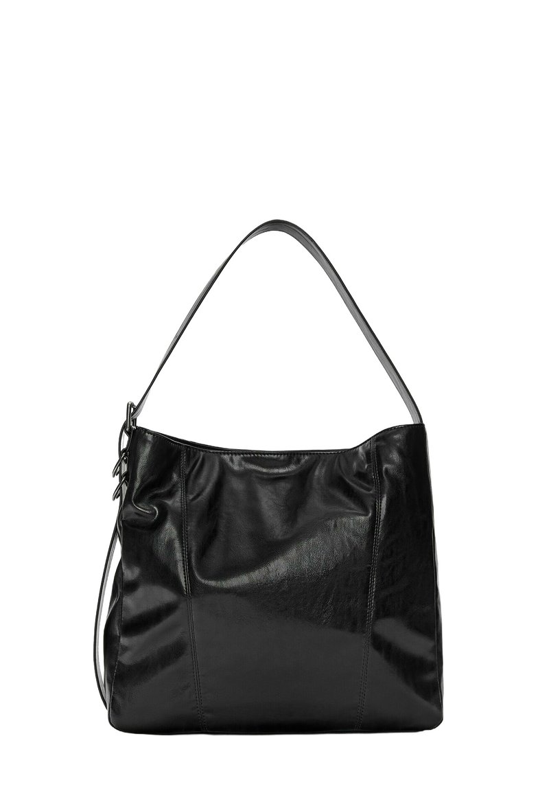 Bolso de hombro de cuero negro con una textura suave, estructura blanda y una correa larga. Presenta costuras sutiles y un diseño relajado.