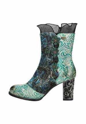 Stivale alla caviglia con tomaia a motivo teal e nera, decorazioni floreali e un bordo in pizzo nero. Presenta un tacco alto decorativo con un design intricati.