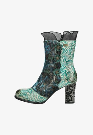 Stivale alla caviglia con tomaia a motivo teal e nera, decorazioni floreali e un bordo in pizzo nero. Presenta un tacco alto decorativo con un design intricati.