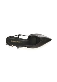 Scarpa nera in pelle con punta affusolata, cinturino sottile alla caviglia e finiture in oro. Texture liscia e design minimalista.