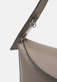 Calvin Klein SOFT SCULPT BUCKET BAG - Bolso de mano - cinder