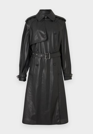 Čierny trench kabát z perforovanej kože s opaskom v páse, dvojradovým zapínaním a klasickým golierom; má dlhé rukávy a bočný rozparok.