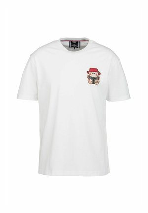 Witte katoenen t-shirt met een gestikt berenlogo met een rode hoed, die een boek vasthoudt, geplaatst op de linkerkant van de borst.