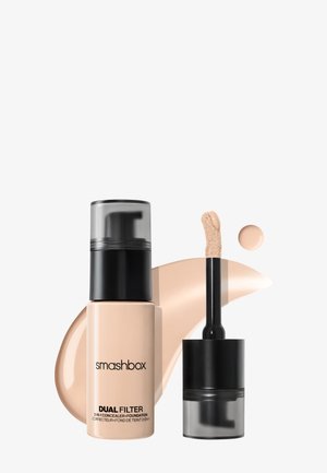 Butelka korektora i podkładu Smashbox Dual Filter 2-w-1 z aplikatorem i beżowymi próbkami produktu na białym tle.