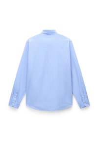 Chemise à manches longues bleu clair avec des rayures verticales blanches, poignets boutonnés et col classique. Tissu lisse avec une coupe décontractée.