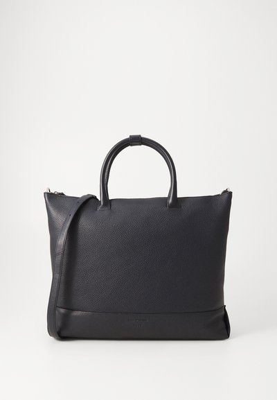 Geantă tote din piele neagră cu suprafață texturată, mânere scurte duale, bretea de umăr detașabilă și o formă elegantă, bine definită.