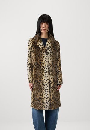Leopardenmuster-Pullover aus Kunstfell mit Reverskragen, langen Ärmeln und gerader Silhouette, kombiniert mit dunkelblauen Jeans.
