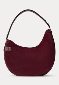Borsa in suede bordeaux con silhouette curva, manico a tracolla sottile in pelle e una fodera interna liscia. Brand discreto sul fondo.
