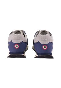 Scarpe da ginnastica blu navy e grigie con tomaia in suede e mesh, logo posteriore e patch circolare con accenti verde, bianco e rosso.