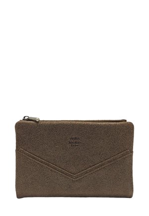 Pochette brune texturée avec fermeture éclair. Présente un design en chevrons créé par des détails de couture. Le matériau a une finition douce, semblable à du daim.