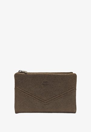 Pochette brune texturée avec fermeture éclair. Présente un design en chevrons créé par des détails de couture. Le matériau a une finition douce, semblable à du daim.