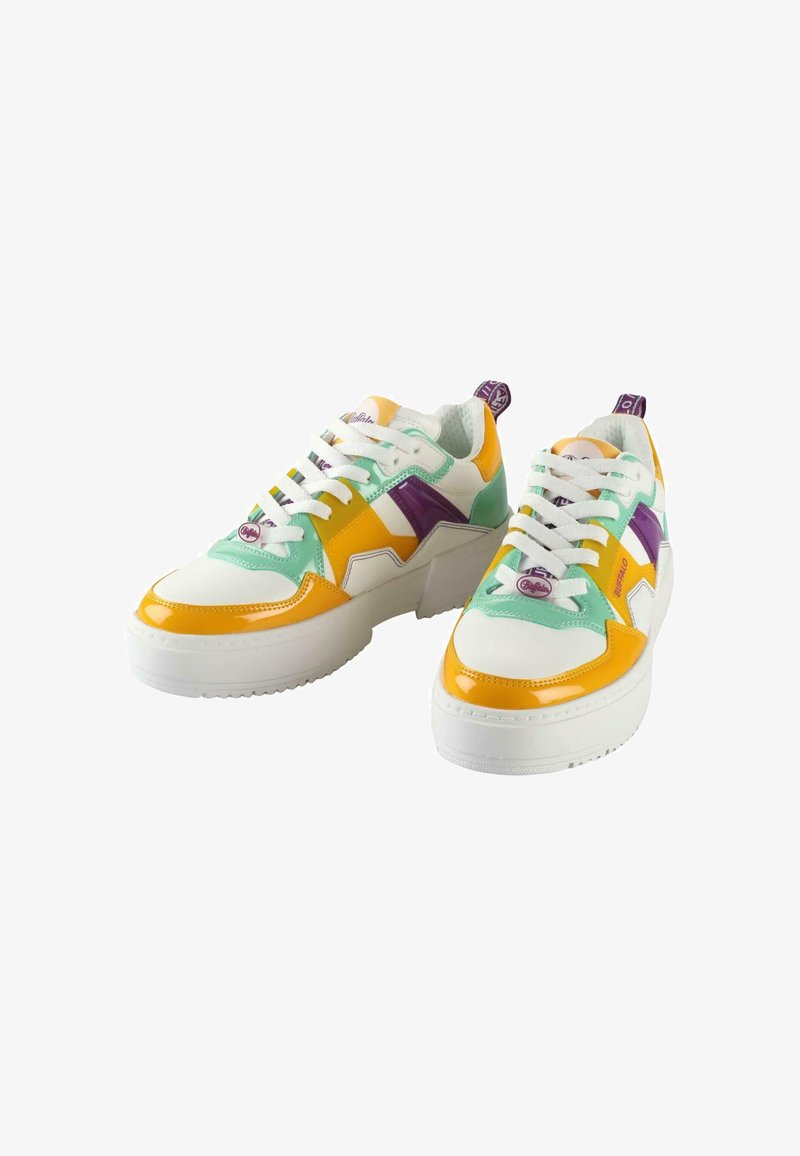 Krāsaini sporta apavi, kas izceļas ar dzeltenu, zaļu, baltu un purpura akcentu kombināciju, ar masīvu balto zoli un plakanu saites.