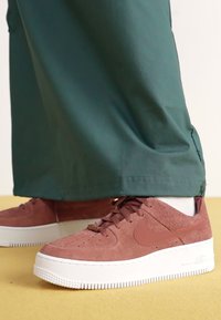 Nike Sportswear AF1 SAGE - Trainers - red sepia