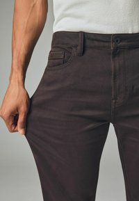 Next COMFORT STRETCH - Liibuvad teksad - dark brown