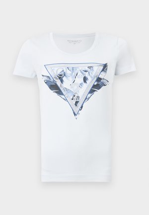 Biele tričko s krátkym rukávom s modrým a strieborným lesklým trojuholníkovým logom Guess USA a dizajnom pierka na prednej strane.