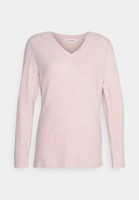 Ljust rosa långärmad V-ringad topp i mjukt tyg. Har subtil textur och små dekorativa detaljer på axelsömmarna.