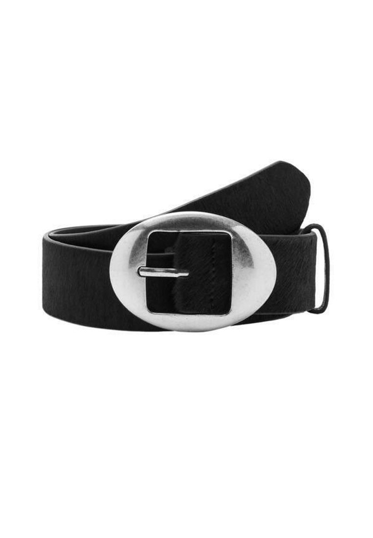 Cinturón de cuero negro con una hebilla ovalada ancha de plata. La correa tiene una textura con un acabado suave y cuenta con un único lazo metálico para ajuste.
