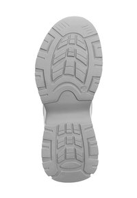 Biała gumowa podeszwa buta z wyraźnym wzorem bieżnika. Zawiera rowki i wypukłe sekcje dla lepszej przyczepności i stabilności. Rozmiar oznaczony jako 38.