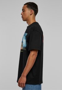 Upscale by Mister Tee SCARFACE LITTLE FRIEND OVERSIZE TEE - Marškinėliai su spaudiniu - black