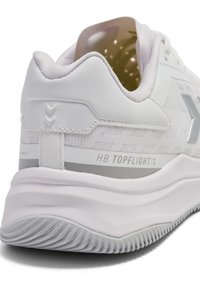 Witte sportschoen met een gestructureerde synthetische bovenkant, gevoerde kraag en een grijze patroonzool. Inclusief "HB TOPFLIGHT" branding aan de zijkant.