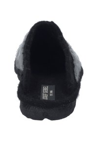 Sort og grå filt tøffel med åbent bagstykke, tekstureret mellemsål og en glat inderside. Har et sort logomærke.