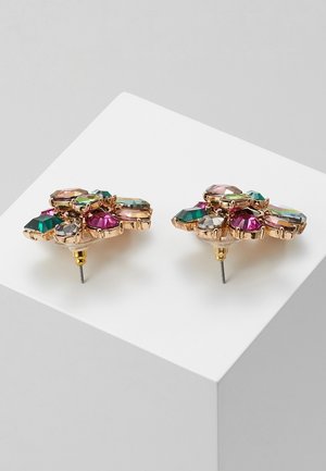 Paire de boucles d'oreilles clous ton or avec pierres précieuses facettées multicolores en nuances de rose, vert et transparent, disposées en un motif de bouquet floral.