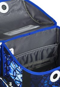 Borsa con motivo blu e design testurizzato, presentante un interno grigio, numerosi scomparti e un meccanismo di chiusura a scatto.