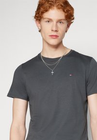 Tommy Jeans SLIM TEE - T-shirt - bas - new charcoal