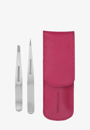 Zwei Tweezerman Pinzetten aus Edelstahl mit schrägen und spitzen Spitzen neben einem rosa Lederetui mit Naht.