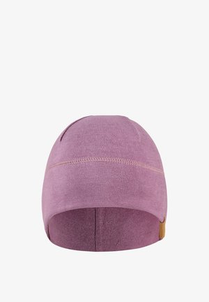 Lila Strickmütze mit glatter Textur, ausgestattet mit einem gestreiften Design und einem kleinen braunen Lederschild an der Seite.