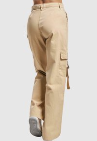 Karl Kani RETRO WASHED - Cargobukse - sand