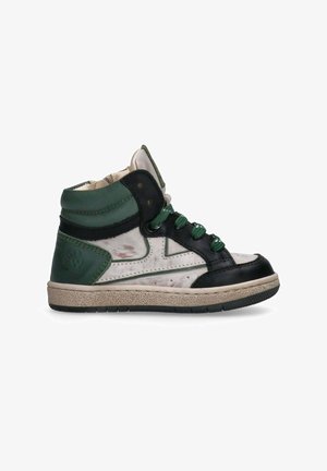 Sneaker mid-top con una toma superiore a strisce bianche e verdi, accenti in pelle nera, lacci verdi e una suola in gomma testurizzata.