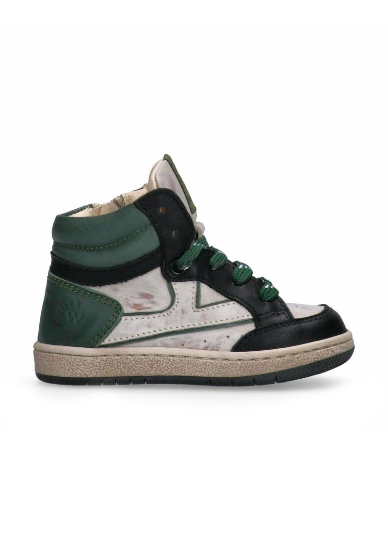 Sneaker mid-top con una toma superiore a strisce bianche e verdi, accenti in pelle nera, lacci verdi e una suola in gomma testurizzata.