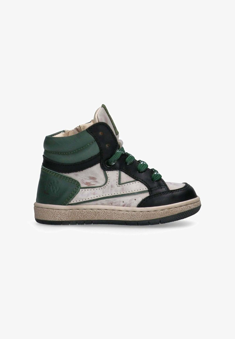 Middenhoog sneaker met een wit en groen patroon bovenwerk, zwarte leren accenten, groene veters en een textuur rubberen zool.