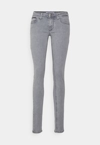 Jeans ajustados grises de denim, con bolsillos delanteros y cremallera. Textura suave con un leve desgastado y un diseño clásico de cinco bolsillos.