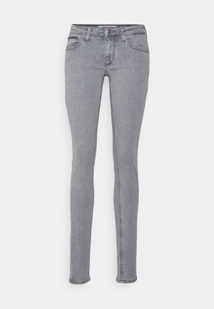 Jeans ajustados grises de denim, con bolsillos delanteros y cremallera. Textura suave con un leve desgastado y un diseño clásico de cinco bolsillos.